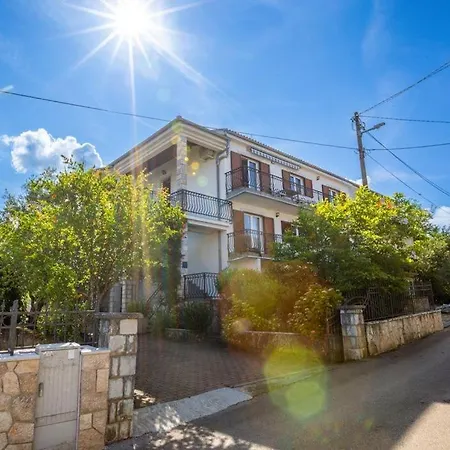 Barjaktaric ゲストハウス 4*